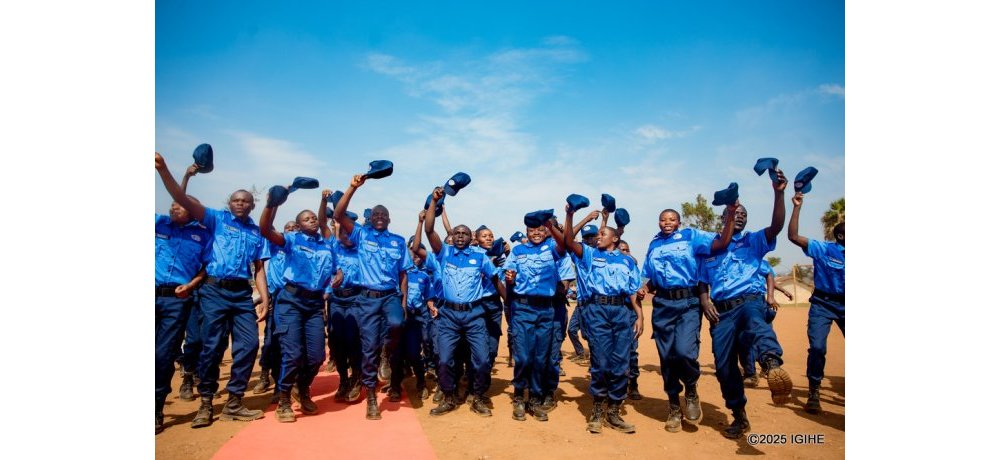 Aba basore n’inkumi bishimiye ko barangije amahugurwa abinjiza mu mwuga wo gucunga umutekano
