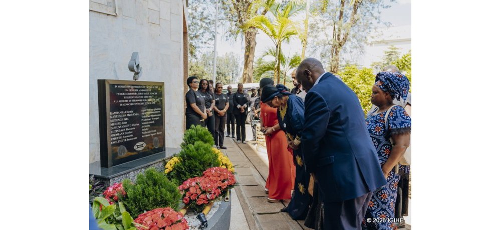 Imiryango y’ababuze ababo bakoraga muri SanlamAllianz General Insurance Plc, ikitwa SORAS bunamiye ababo ndetse bashyira indabo ahari ikimenyetso cy’amazina yabo