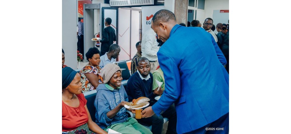 Equity Bank Rwanda ivuga ko mu byo ikora byose ishyira imbere abakiliya