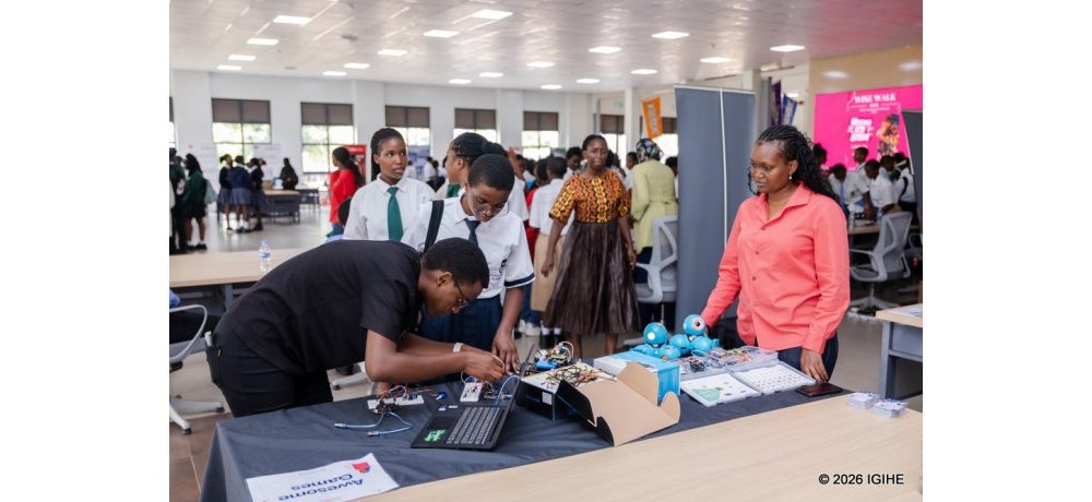 Abanyeshuri bitariye WISE kandi bahawe umwanya wo kureba uko ibikoresho runaka bikora ndetse no kubaza banyirabyo ibibazo