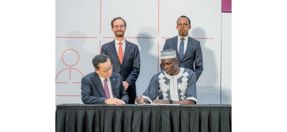 Ubwo Perezida wa ISO,Dr. Sung Hwan Cho yasinyaga amasezerano ari kumwe na Visi Perezida wa ARSO, Habraham Somda