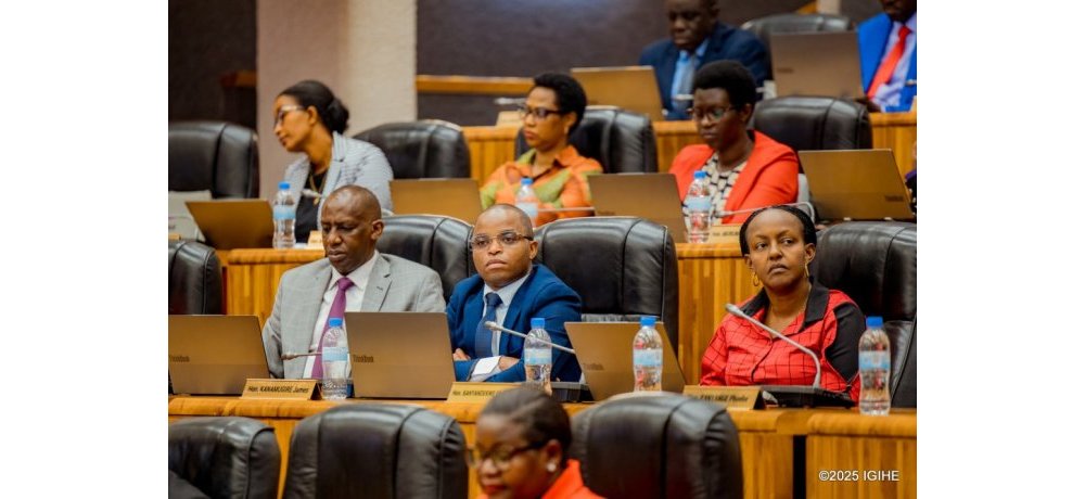 Depite Kanamugire (uwambaye ikoti ry’ubururu) yavuze ko hari abana b’abakobwa bikundisha ku basaza kubera ibyo bashaka kubakuramo