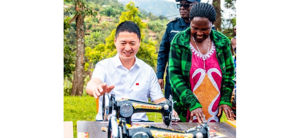Ababyeyi bishimiye impano y’imashini bahawe na Ambasade y’u Bushinwa mu Rwanda