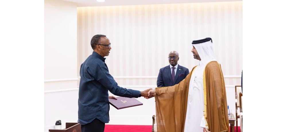 Ambasaderi wa Qatar mu Rwanda, Mansour Ali Fahd Al Shahwani Al Hajri yashyikirije Perezida Kagame impapuro zimwemerera guhagararira igihugu cye mu Rwanda