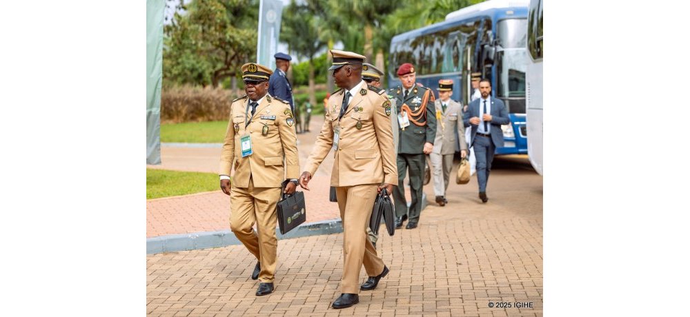 Aba basirikare bakuru bageze ku Intare Arena bagenda baganira