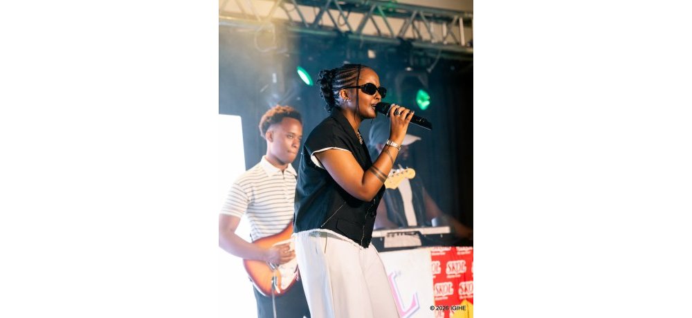 Ariel Wayz yishimiwe ku rubyiniro