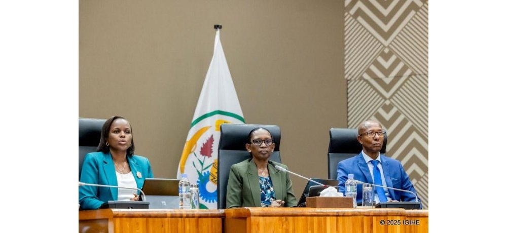 Buro nyobozi y’Umutwe w’Abadepite igizwe na Kazarwa Gerturde, Uwineza Beline na Sheikh Mussa Fazil Harerimana