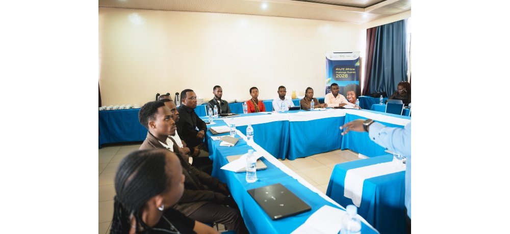 Urubyiruko 12 bari mu mahugurwa abafasha guha icyerekezo kizima imishinga yabo