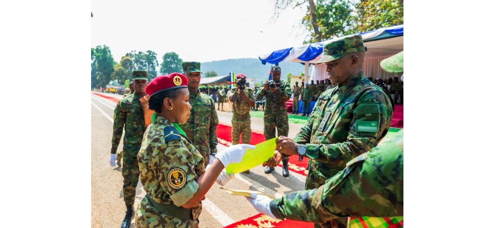 Umugaba Mukuru w’Ingabo zirwanira ku Butaka, Gen Maj Vincent Nyakarundi yashimiye abasirikare barangije amasomo ubwitange bagaragaje