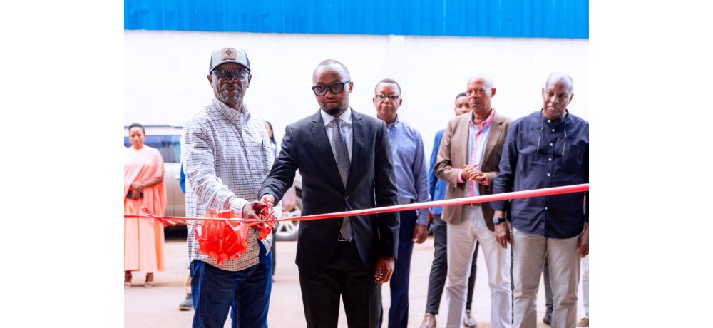 Umuyobozi mukuru ushinzwe ibikorwa muri Toyota Rwanda, Kanyandekwe Patrick n’Umuyobozi Mukuru wa Garage ATECAR, Munyororo Leandre, bataha ku mugaragaro ahazajya hatunganyirizwamo modoka za Toyota Rwanda 