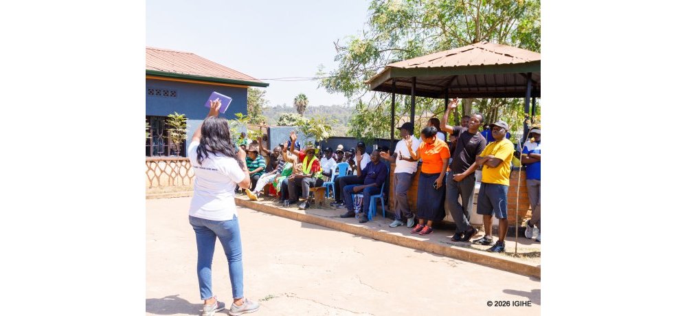 Umuyobozi ushinzwe Ubucuruzi muri COPEDU, Kayitesi Louise, yasobanuriye abaturage ba Kagina uko inguzanyo zitangwa harimo n’izihariye ku bagore