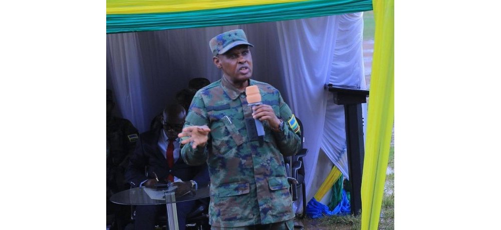 Maj Gen Eugene Nkubito yasabye urubyiruko rwifuza kuba ingirakamaro ku gihugu, kwirinda kunywa urumogi no guta ishuri 