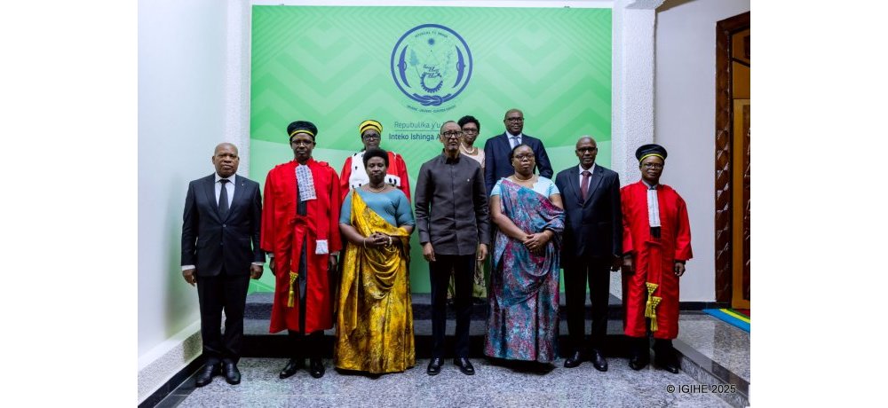 Perezida Kagame n’abandi bayobozi bakuru b’igihugu bafatanye ifoto n’abarahiye