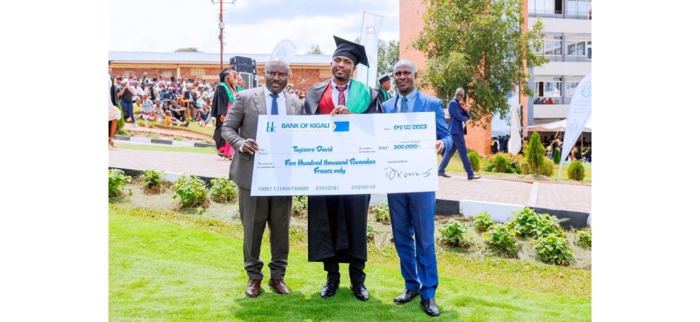 Umuyobozi wa BK mu Ishami rya Byumba, Gatete Francis (iburyo) afatanyije na Guverineri w’Intara y’Amajyaruguru, Mugabowagahunde Maurice (ibumoso), bahaye igihembo umunyezashuri witwaye neza
