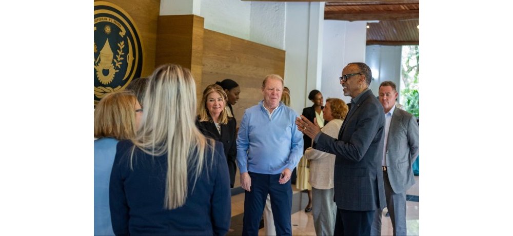 Perezida Kagame aganira n’abayobozi mu nzego zitandukanye bari mu itsinda riyobowe na Francine LeFrak  
