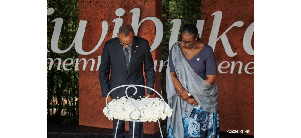 Perezida Kagame na Madamu Jeannette Kagame bunamiye inzirakarengane za Jenoside yakorewe Abatutsi zishyunguye mu Rwibutso rwa Kigali ku Gisozi