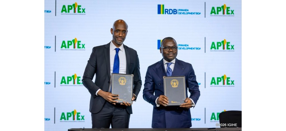 Umuyobozi Mukuru wa RDB, Jean-Guy Afrika ari kumwe na Perezida akaba n’Umuyobozi Mukuru wa APIEX,  Eric Akoute, nyuma y’isinywa ry’amasezerano