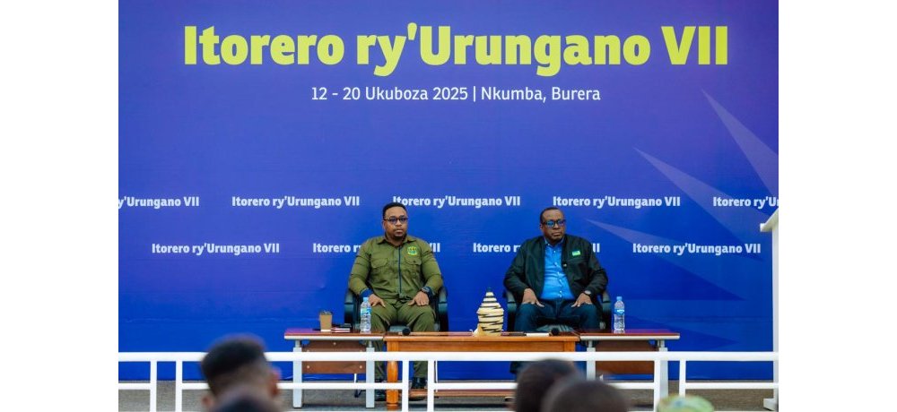 Umunyamabanga uhoraho muri Minisiteri y’Urubyiruko n’Iterambere ry’Ubuhanzi, Ngabo Brave Olivier, hamwe na Minisitiri Dr. Bizimana Jean Damascène bitabiriye igikorwa cyo gutangiza iri torero
