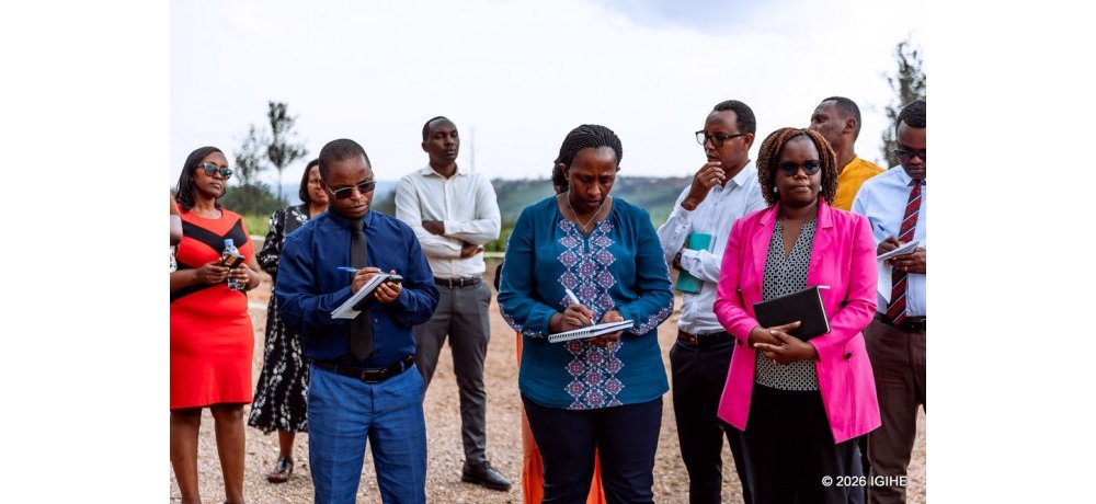 Perezida wa Komisiyo y’Ingengo y’Imari n’Umutungo mu Nteko Ishinga Amategeko, Depite Uwamariya Odette na Depite Kanamugire bandika amakuru y’umushinga wo kubaka ikigo cy’icyitegererezo mu guteza imbere imashini mu buhinzi