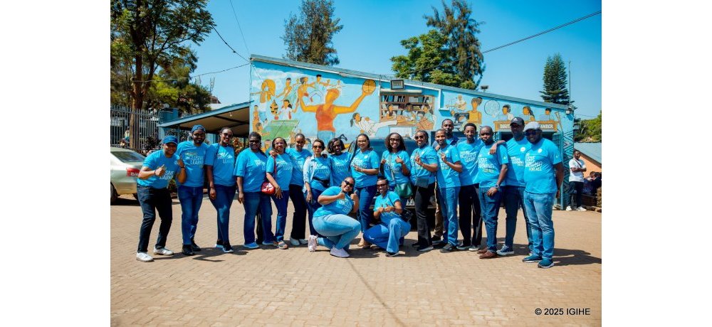 Abakozi ba Ecobank babanje gufata ifoto y’urwibutso mbere y’uko iki gikorwa gitangira