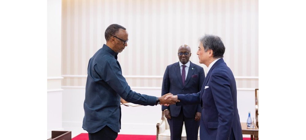 Ambasaderi w’u Buyapani mu Rwanda, Kazuya Nakajo na we yashyikirije Perezida Kagame impapuro zimwemerera guhagararira igihugu cye mu Rwanda