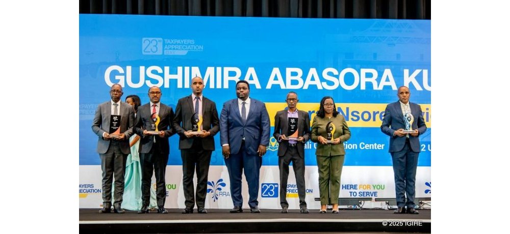 Abacuruzi bahize abandi mu ntara zitandukanye n’abacuruzi bahanze udushya bagahuza sisiteme zabo na EBM na bo bashimiwe 