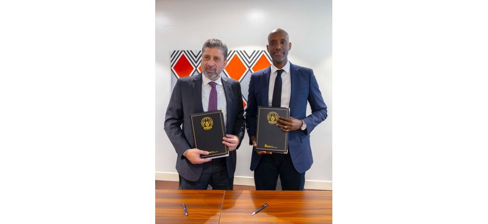 Umuyobozi Mukuru wa RDB, Afrca Jean-Guy n’Umuyobozi wa MOJA Group In Georges Boukazi basinye amasezerano y’imyaka 10 yo gukora tombora ku rwego rw’igihugu