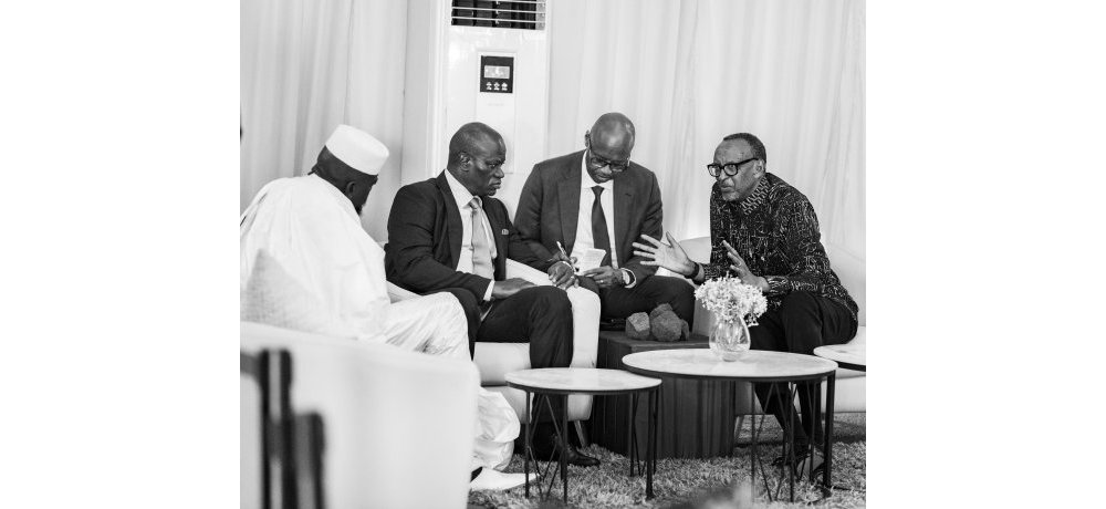 Perezida Kagame aganira na mugenzi we wa Gabon,  Brice Oligui Nguema na Mamady Doumbouya wa Guinée; iruhande rwe hari Umunyambanga Mukuru wungirije w’Urwego rw’Ubutasi, Brig Gen Jean Paul Nyirubutama, ari kwandika ibivugwa