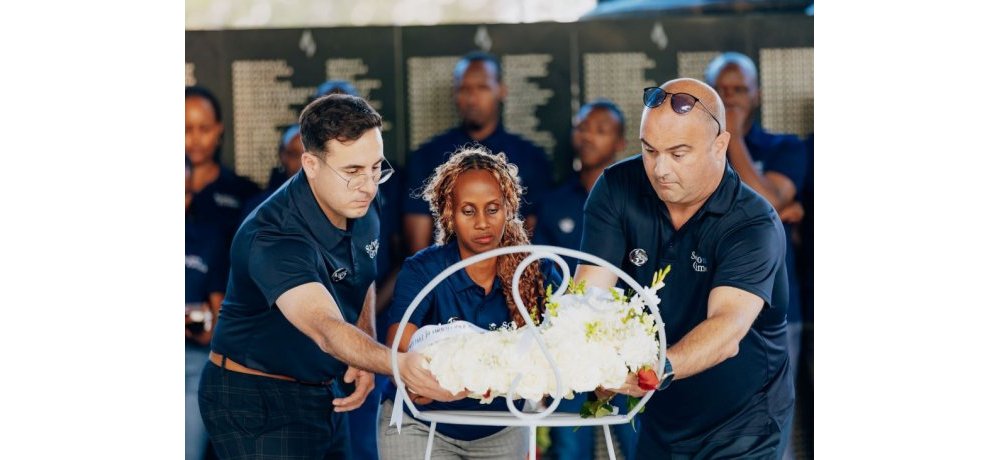 Abayobozi bashyize indabo ku mva zishyinguyemo imibiri irenga 5.000 muri urwo rwibutso