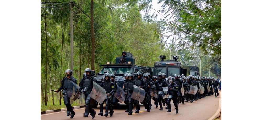 Abapolisi bashya berekanye uko barwanya abigaragambya