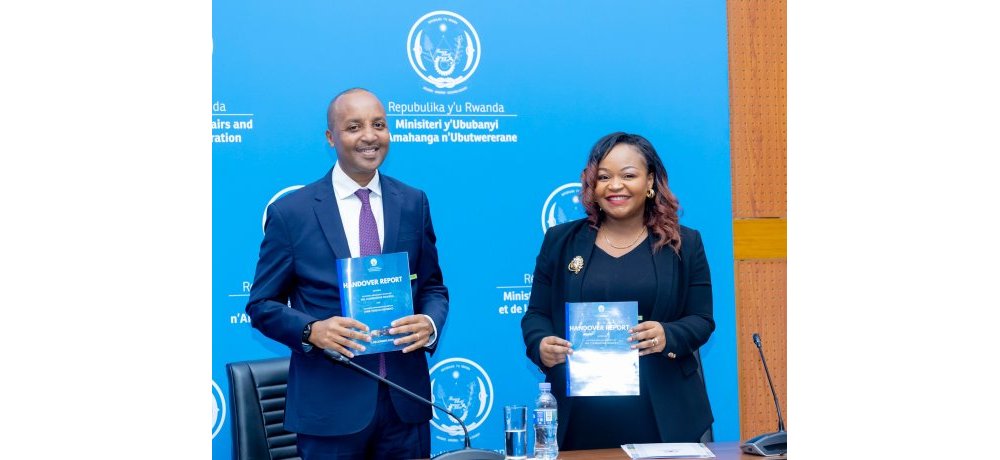 Clementine Mukeka yahererekanyije ububasha na Mironko Fidelis wamusimbuye ku mwanya w’Umunyamabanga Uhoraho muri Minaffet