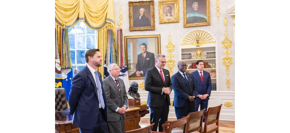 Visi Perezida wa Leta Zunze Ubumwe za Amerika, JD Vance; Senateri Lindsey Graham; Umujyanama wa Trump ku bibazo bireba Afurika, Massad Boulos; Minisitiri w’Ububanyi n’Amahanga, Olivier Nduhungirehe n’Umunyamabanga wa Leta Zunze Ubumwe za Amerika ushinzwe Ububanyi n’Amahanga, Marco Rubio, bari mu bitabiriye ibiganiro bya Kagame na Trump