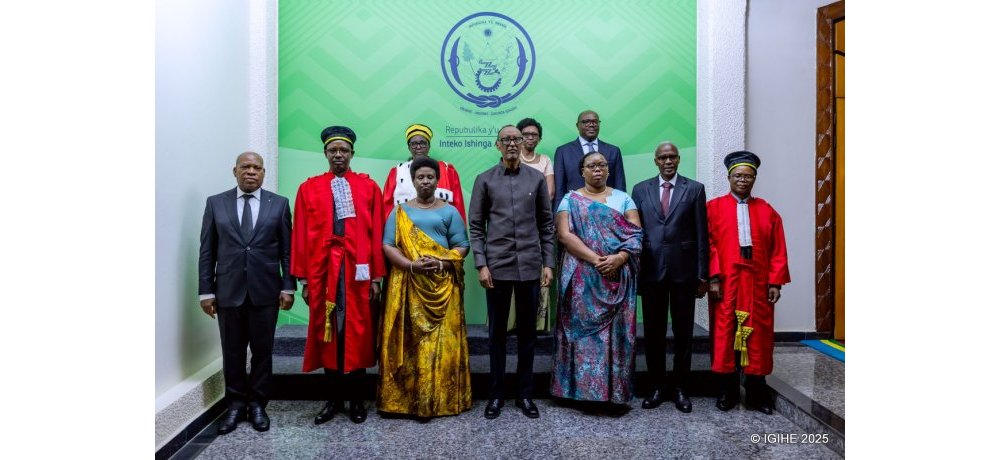 Perezida Kagame n’abandi bayobozi bakuru b’igihugu bafatanye ifoto n’abarahiye