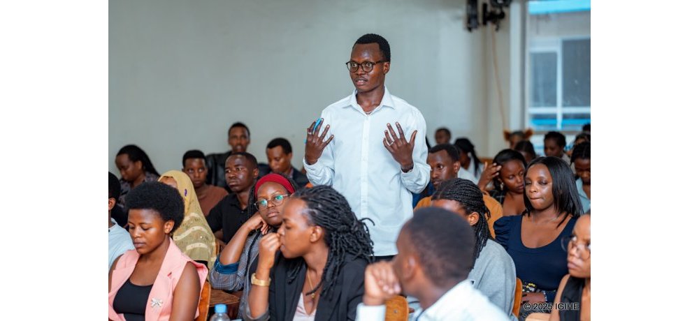 Abanyeshuri bahawe umwanya wo kubaza ibibazo no kwimara amatsiko