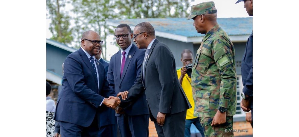 Minisitiri w’Intebe, Dr. Nsengiyumva Justin asuhuza Minisitiri w’Umutekano w’Imbere mu gihugu, Dr. Vincent Biruta