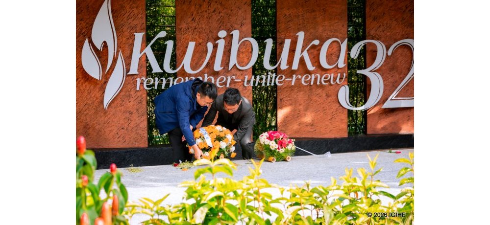 Abakozi ba Hunan Road & Bridges bashyize indabo ku mva zishyinguyemo Abatutsi barenga ibihumbi 250 biciwe mu bice bitandukanye bya Kigali muri Jenoside yakorewe Abatutsi mu 1994