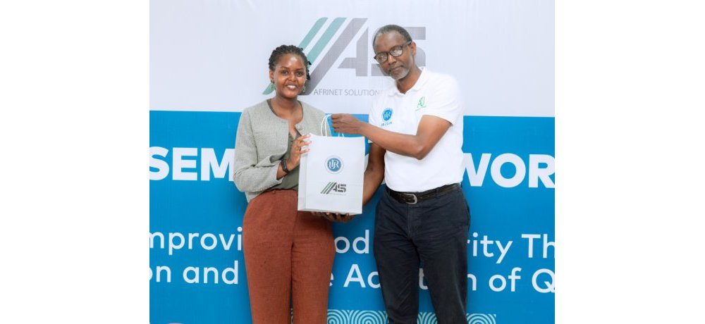 Umuyobozi Mukuru ushinzwe uruhererekane nyongeragaciro muri Minisiteri y’Ubuhinzi n’Ubworozi (MINAGRI), Alice Mukamugema ashyikirizwa impano n’Umuyobozi wa UR/CAFF, Dr. Nyagatare Guillaume