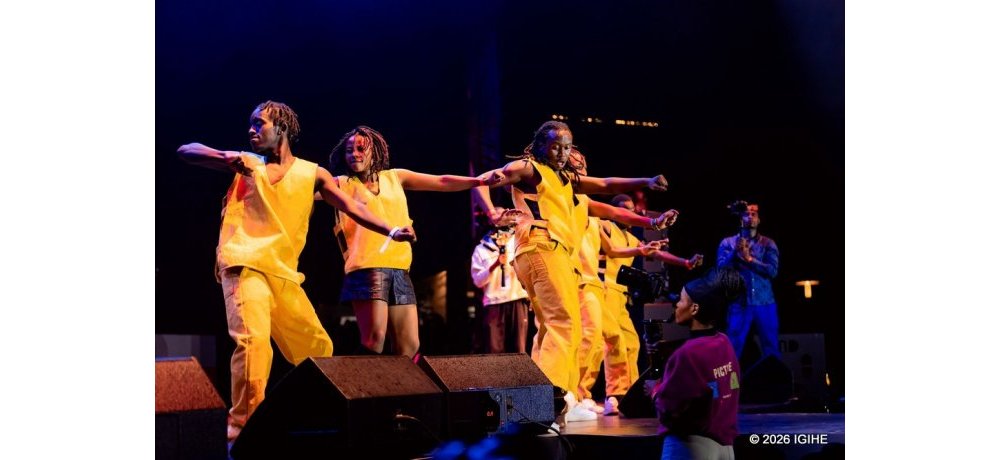 Ababyinnyi baherekeje Bwiza ku rubyiniro