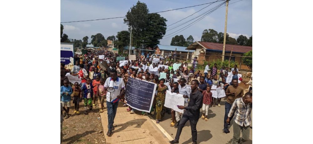 Abigaragambya bari bafite ibyapa byamagana ivangura rikorerwa Abanye-Congo bavuga Ikinyarwanda