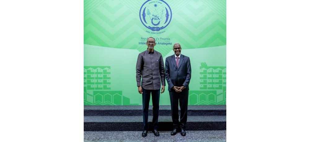 Perezida Kagame hamwe na Senateri Dr Charles Murigande bafashe ifoto y’urwibutso