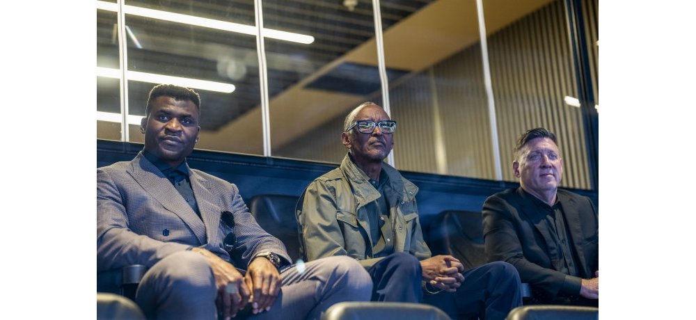 Umunyabigwi mu mateka y’imikino njyarugamba n’iy’iteramakofe, Francis Ngannou (ubanza ibumoso) na Perezida Kagame bakurikiranye imikino ya PFL Africa 