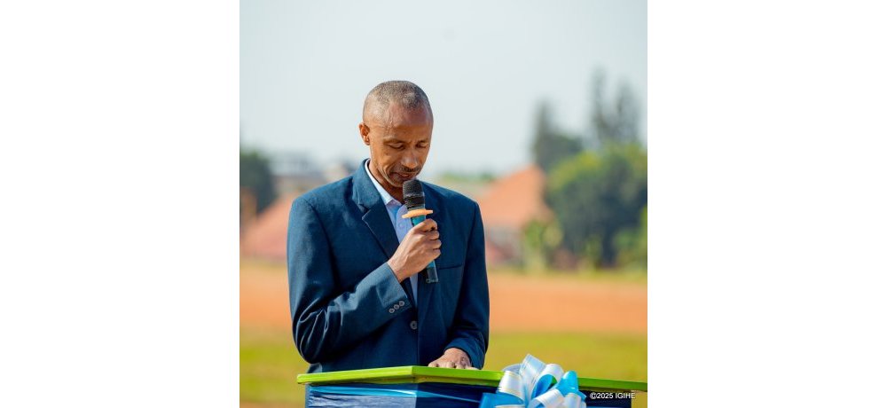 Umuyobozi ushinzwe amahugurwa muri Dicel Security Company, CIP (Rtd) Joseph Susurutsa, yasabye abanyeshuri basoje kuzarangwa n’ikinyabupfura mu kazi bazakora k’umutekano mu bigo bitandukanye