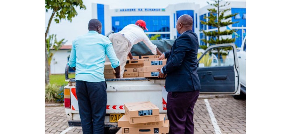 Guverinoma y’u Rwanda ifite intego yo guha abarimu bose mudasobwa