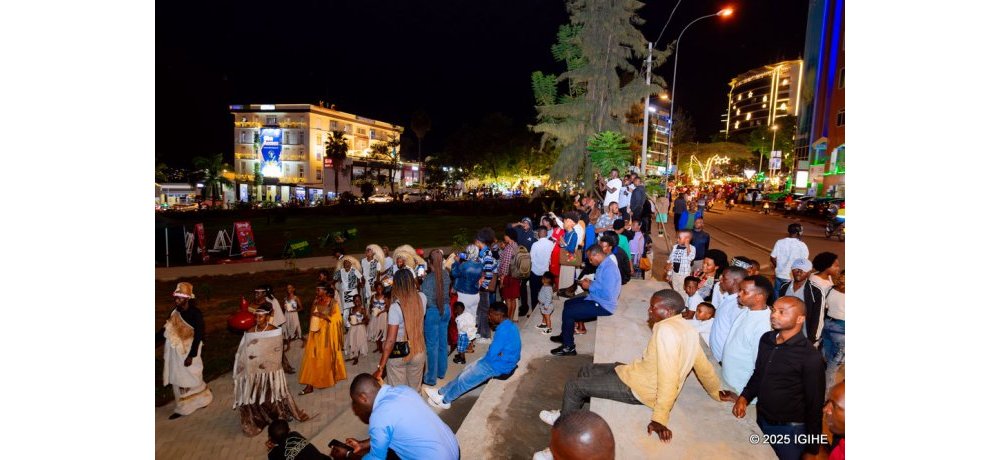 Abantu batandukanye baje kwihera ijisho ku by’ubu busitani bushya mu murwa wa Kigali