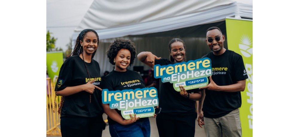 Abakozi ba MTN Rwanda bari bitabiriye iki gikorwa cyo kumurika ikoranabuhanga rigiye gufasha  Abanyarwanda kwiteganyiriza
