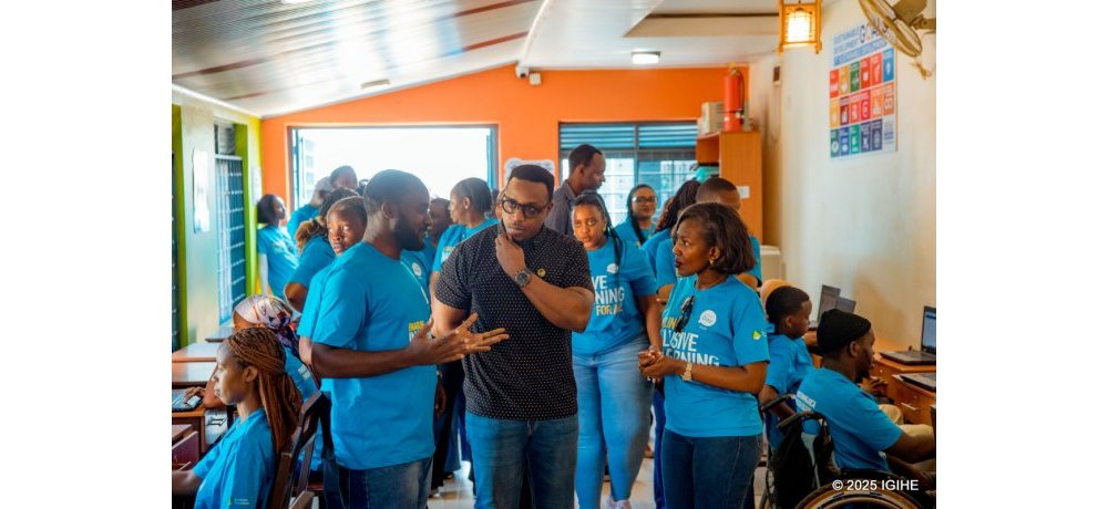 Ubwo Umunyabanga Uhoraho muri Minisiteri y’Urubyiruko, Ngabo Brave Olivier n’Umuyobozi wa Ecobank, Umutoni Carine basobanurirwaga ibikorerwa mu kigo cya Rafiki