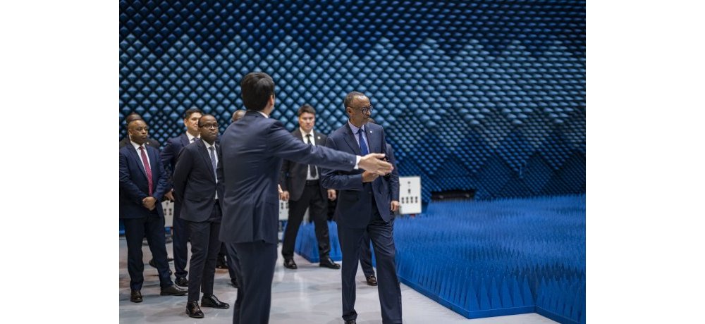 Perezida Kagame yasuye Ikigo cy’Igihugu gishinzwe ibijyanye n’isanzure muri Kazakhstan