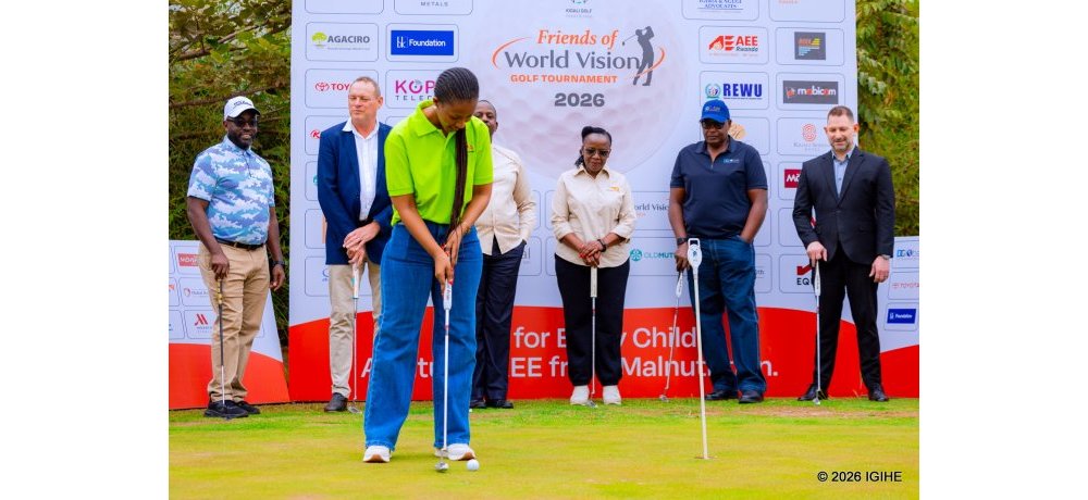 Umuyobozi ushinzwe Amasoko n’Ubucuruzi muri Kopa Telecom, Rusaro Jesca, ari gukina Golf