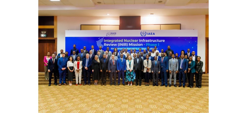 Abitabiriye inama yatangije ibikorwa by’isuzuma rigamije kureba niba u Rwanda rwujuje ibisabwa mu kubaka inganda za nucléaire, bafashe ifoto y’urwibutso
