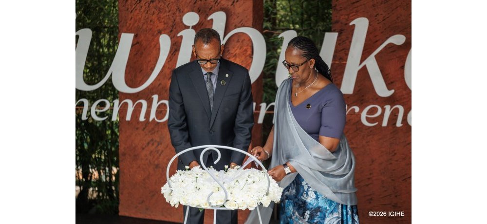 Perezida Kagame na Madamu Jeannette Kagame bashyize indabo ku mva ishyinguyemo abarenga ibihumbi 250 ku Rwibutso rwa Jenoside rwa Gisozi